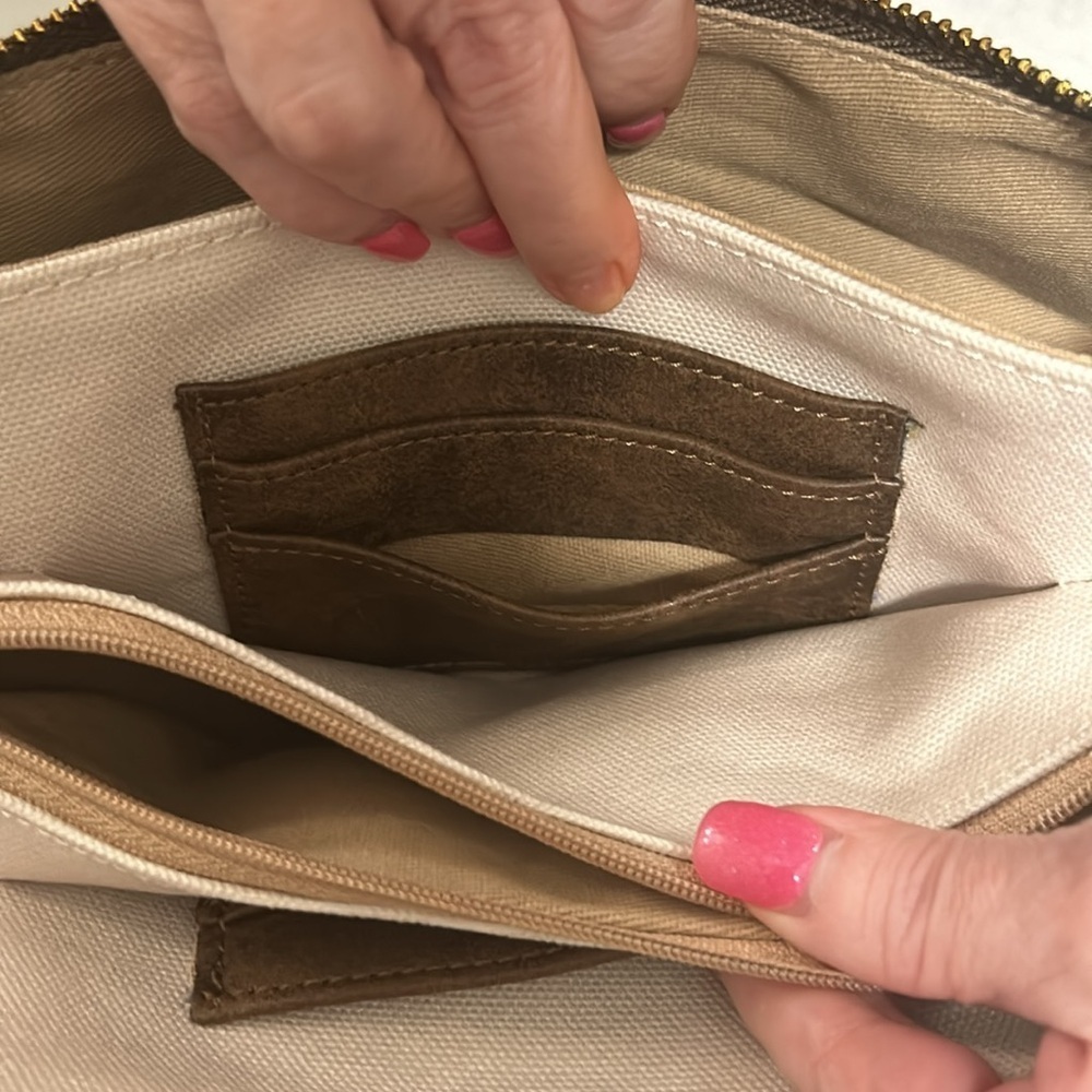 Anngoti turtle wristlet with detachable strap - Picture 4 of 7